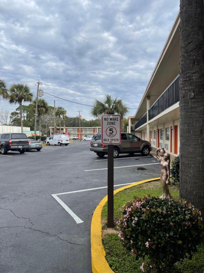 Hole Inn The Wall Hotel - Fort Walton Beach - Sunset Plaza - Nearby Beaches & Hurlburt Esterno foto