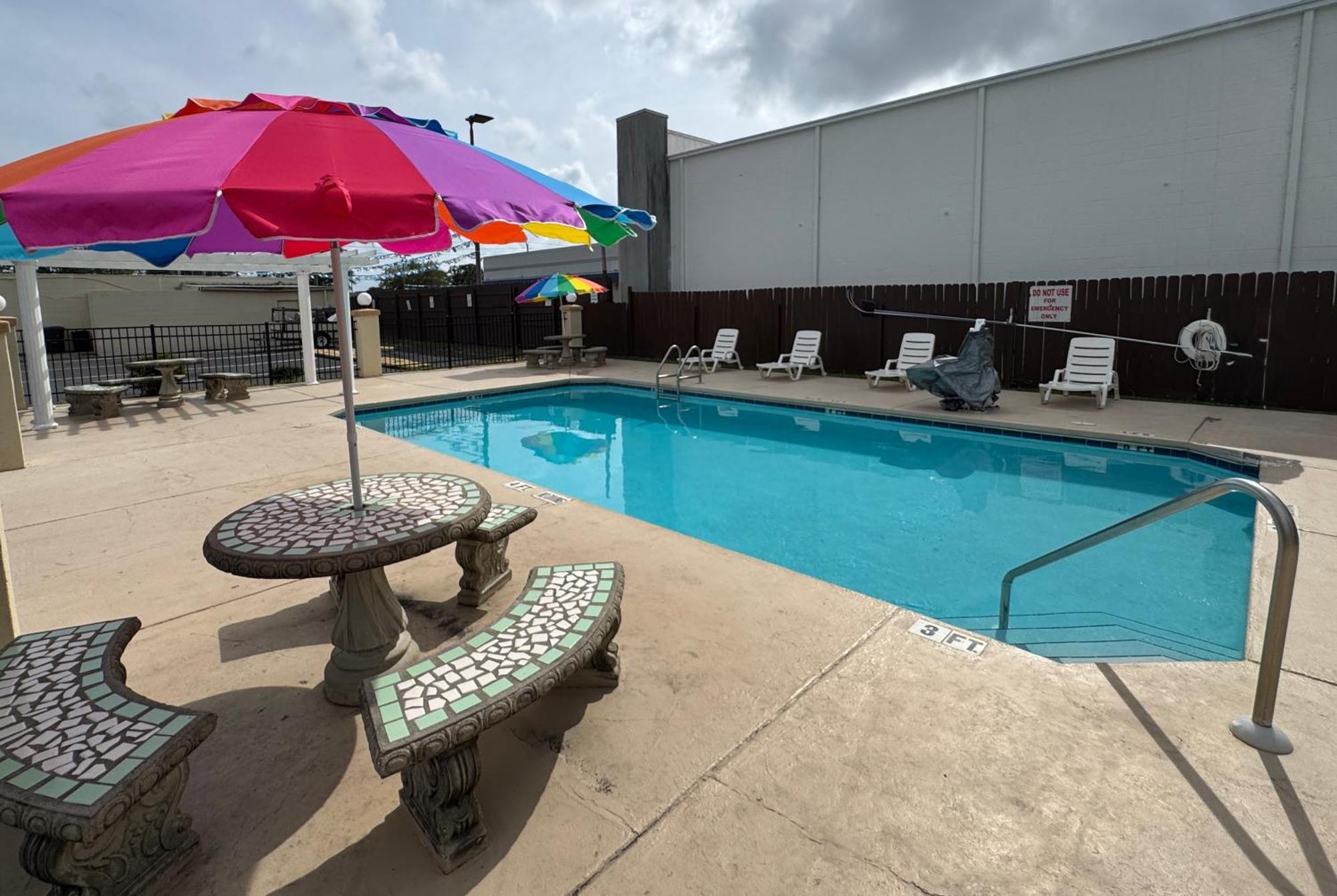 Hole Inn The Wall Hotel - Fort Walton Beach - Sunset Plaza - Nearby Beaches & Hurlburt Esterno foto