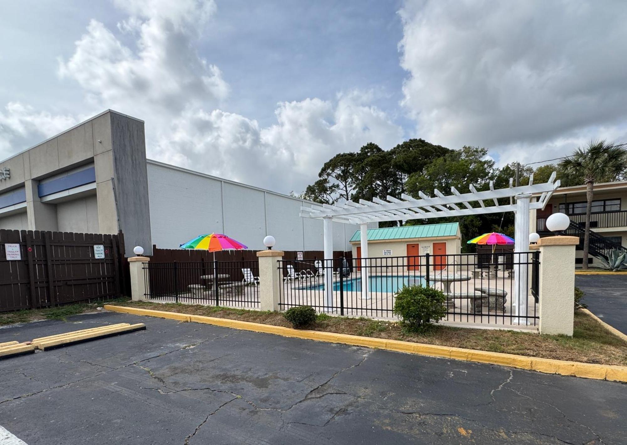 Hole Inn The Wall Hotel - Fort Walton Beach - Sunset Plaza - Nearby Beaches & Hurlburt Esterno foto