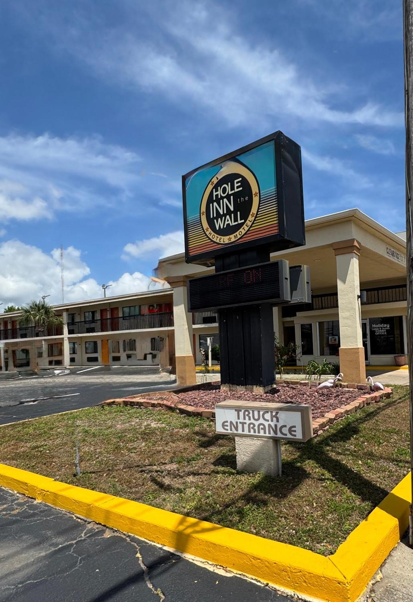 Hole Inn The Wall Hotel - Fort Walton Beach - Sunset Plaza - Nearby Beaches & Hurlburt Esterno foto